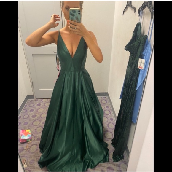 Spaghetti Strap Deep V-Neck Princess Seam
Pleated Pocket Skirt Ball Gown - Picture 3 of 4